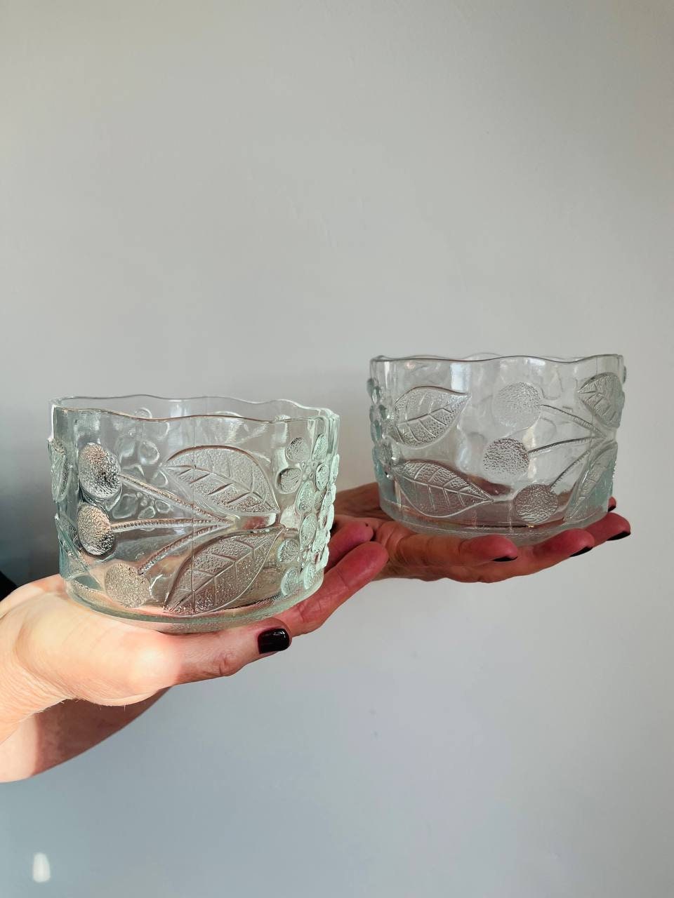 SALADIER en verre taillé à la roue de fleurs et
