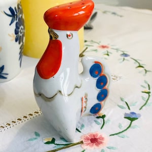 Vintage Ceramic Rooster Salt and Pepper Shakers – Mid-Century Modern Folk Art Kitchen Decor, Red & Blue Accents