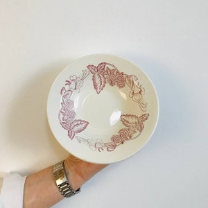 Piatto floreale ucraino vintage anni '60 / Piatto in ceramica Cottagecore / Decorazione rustica / Stoviglie con fiori rosa