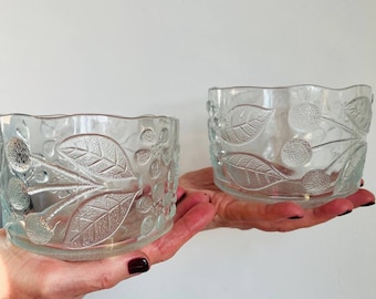 Set med 2 vintageglasskålar, präglat bladmönster, genomskinliga salladsskålar, serveringsskålar från mitten av århundradet, dekorativa glasvaror