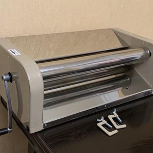 Handbetriebene Ausrollmaschine für Backstube Pizzaschneider Gebäckausrollmaschine Pasta Maker Maschine Knödel Teigausroller Fondant Croissants Brot Kekse