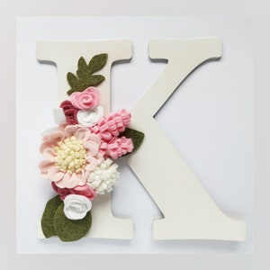 Se sentía carta floral / decoración de pared / 20 cm carta inicial / carta blanca de madera / chica del dormitorio / colgante de pared / decoración de la guardería / flores de fieltro