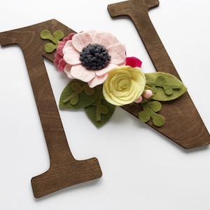 Carta de flor de feltro | Letra Floral 20 cm | Decoração suspensa de madeira | Decoração de quarto | Suspensão de parede | Decoração de berçário | Arte de parede