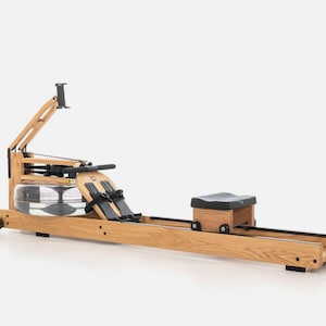 Könnte beinhalten: Ein Holz-Rudergerät mit einem Wassertank für den Widerstand. Das Gerät hat einen schwarzen Sitz und eine schwarze Fußstütze. Das Gerät steht auf einem weißen Hintergrund.