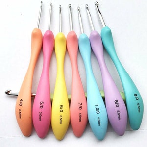 8Pcs Sewing Tool Crochet Hooks Kit Yarn Knitting Needles Ergonomic Grip Set AU DIY