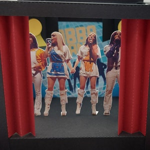 Explosionsbox Mamma Mia The Party - ABBAMANIA THE SHOW Gutscheinverpackung, wird für jede neue Show angepasst
