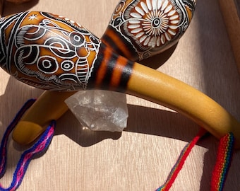 Sonajero peruano de calabaza tallada, instrumento de sonido para la sanación chamánica.