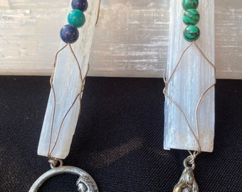 Colgante de varita de selenita con dije de sirena, limpieza energética