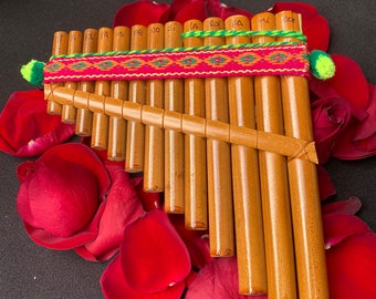 Flauta de pan de bambú hecha a mano: instrumento musical andino peruano