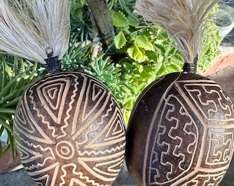 Sonajero de calabaza tallada Shipibo peruano