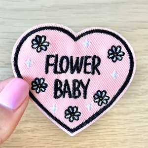 Blumen Baby Herz Patch, Rosa Retro 70er Jahre Gestickter Aufnäher für Kleidung, niedliche Gänseblümchen Blumenapplikation für Kinder, Jacke, Rucksack, DIY Geschenk
