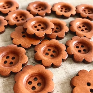 Braune Holzknöpfe in Blumenform, 25 mm, ideal zum Nähen von dicken Strickjacken und Bastelarbeiten im Chunky-Daisy-Stil.