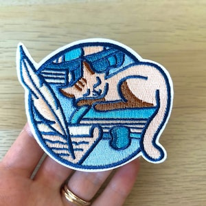 Sleeping Cat Patch, pile of books. Blue, Arty writers patch / Badges. Cool, Quirky Pins, badge. Unique gift idea.