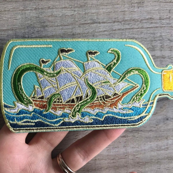 Écusson brodé en fer 5 po. dans une bouteille || Appliqué | Nautique | Maritime | Écusson de marins | Océan || Calmar géant | Artisanat de haute qualité