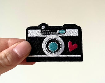 Toppa termoadesiva con macchina fotografica retrò: applicazione ricamata con fotografia
