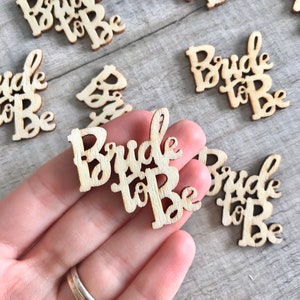 Rustykalny wieczór panieński „Bride to be” stół rozrzucający konfetti. Drewniane ozdoby imprezowe. Ziemisty wieczór panieński, dekoracje, upominki na imprezę.