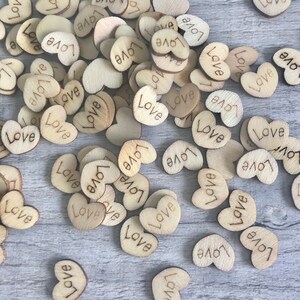 200 Liebeswort Herzen aus Holz (15mm) - Hochzeit Konfetti, Scrapbook Verzierungen, Kartenherstellung, Party Tischdekoration / Konfetti.