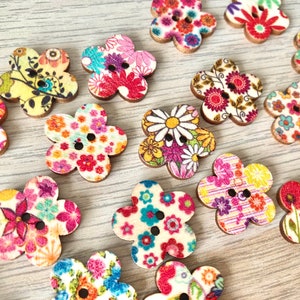 10/20/50 Wooden Flower patterned buttons ||  Assorted Wooden Flower Sewing Buttons || Flower power || Vintage style || Hippy || 2cm, 2 Hole