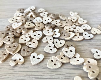 1cmの小さなココナッツのハートボタン。ラスティック（10mm）ライトウッド、ベビーボタン。新品2つ穴