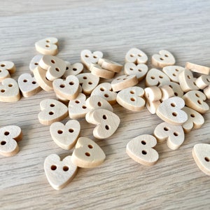 Set 5 Bottoni in legno a forma di fragolina due buchi 1,5 cm - colori assortiti|Mercerie For You