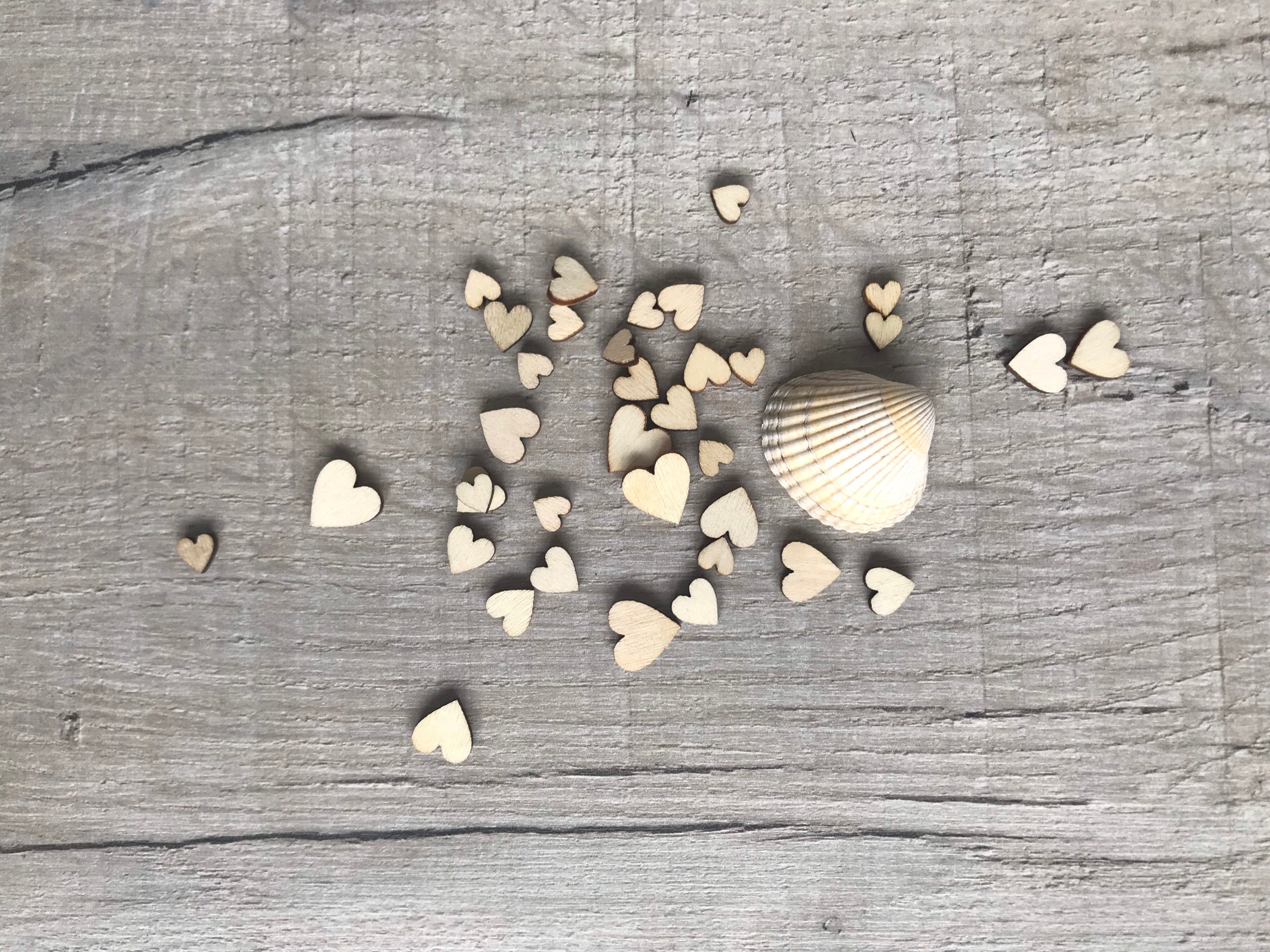 Holzherz-Konfetti - 300 Stück, Mit "Liebe" Graviert, Für Hochzeit & Deko
