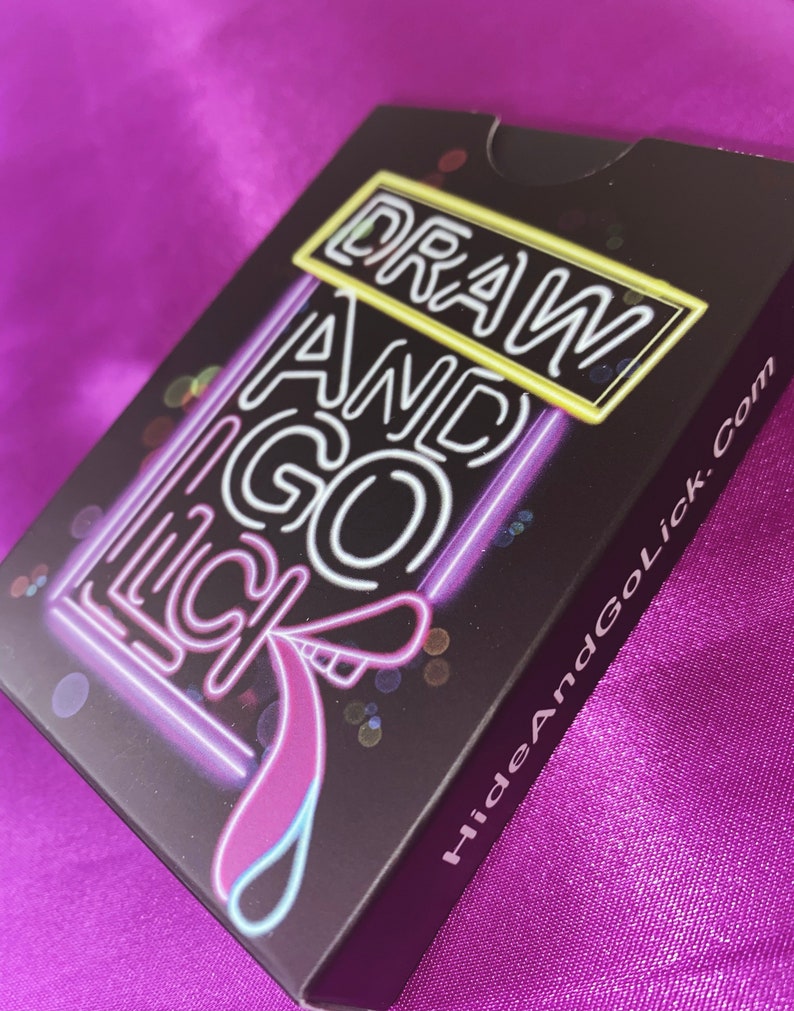 K&ouml;nnte beinhalten: Eine schwarze Spielkartenbox mit neonrosa, blauem und gelbem Text, der "DRAW AND GO LICK" lautet. Der Text ist im Stil einer Neonreklame gehalten. Die Unterseite der Box lautet "HideAndGoLick.com".