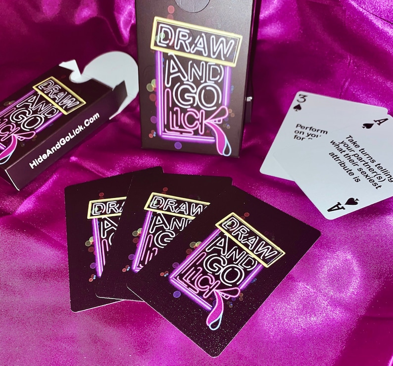 K&ouml;nnte beinhalten: Ein Kartenspiel namens "Draw and Go Lick". Die Karten sind schwarz mit neongelbem und pinkfarbenem Text. Die Schachtel f&uuml;r das Spiel ist schwarz mit neongelbem und pinkfarbenem Text. Die Karten haben ein neongelbes und pinkfarbenes Schild mit der Aufschrift "Draw and Go Lick".