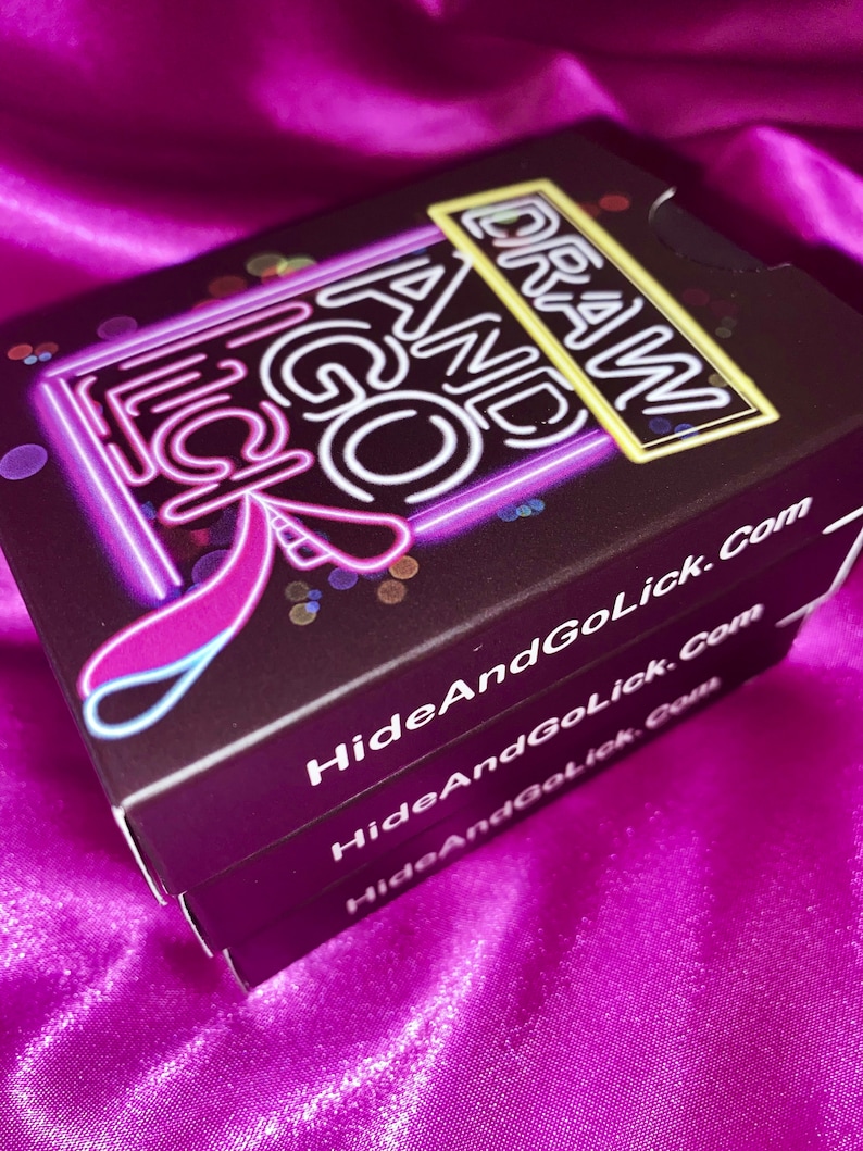 K&ouml;nnte beinhalten: Eine schwarze Box mit neongelben und blauen Buchstaben, auf der "Draw And Go Lick" und "HideAndGoLick.com" steht.