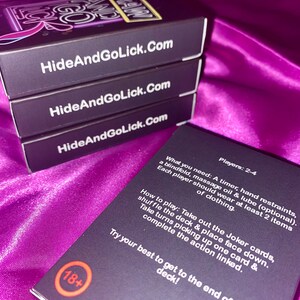 K&ouml;nnte beinhalten: Eine schwarze Box mit dem Text "HideAndGoLick.com" darauf gedruckt. Die Box ist mit 18+ gekennzeichnet und enth&auml;lt Anweisungen f&uuml;r ein Spiel, das Augenbinden, Massage&ouml;l und Gleitmittel beinhaltet. Das Spiel ist f&uuml;r 2-4 Spieler.