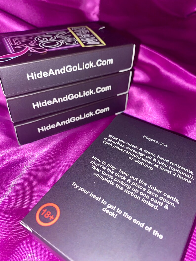 K&ouml;nnte beinhalten: Eine schwarze Box mit dem Text "HideAndGoLick.com" darauf gedruckt. Die Box ist mit 18+ gekennzeichnet und enth&auml;lt Anweisungen f&uuml;r ein Spiel, das Augenbinden, Massage&ouml;l und Gleitmittel beinhaltet. Das Spiel ist f&uuml;r 2-4 Spieler.