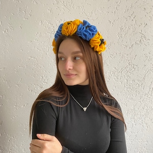 Ukrainischer Mädchenkranz - Handgemachtes blaues und gelbes Blumenhaarstück - Ukrainisches Dekor für Frauen - Einzigartiges Zubehör für Mädchen - aus der Ukraine