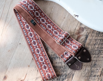 Correa de guitarra roja estilo hippie vintage / Revestimiento de gamuza auténtica / Hecha a mano en el Reino Unido / Regalo para guitarristas