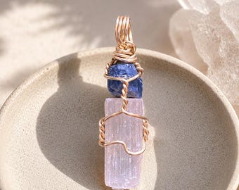 Colar com Cristal de Selenita Safira Azul | Pingente de Cristal Bruto Envolto em Arame | Joia com Pedra de Cura - Peça Única