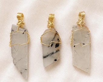 Pingente artesanal de cristal de quartzo turmalinado | Colar com fio de prata e ouro | Joias com pedras de cura em estado bruto