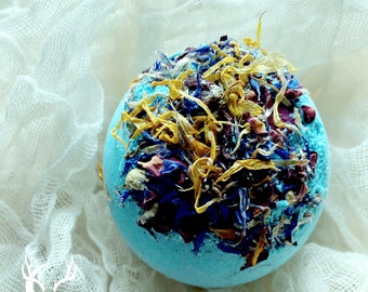 Betty’s Grave Bath Bomb | Litsea Cubeba and Green Apple | Dried‑Flower Vegan Folklore Gift