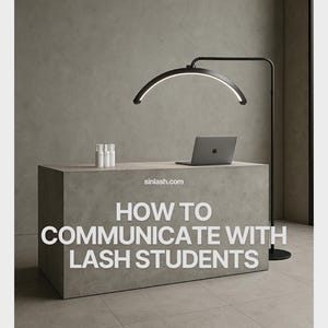 Puede incluir: Un espacio de trabajo moderno con un escritorio de hormigón gris, un portátil y dos botellas blancas. El texto en el escritorio dice "HOW TO COMMUNICATE WITH LASH STUDENTS". Una lámpara negra arqueada ilumina el escritorio. El sitio web sinlash.com también es visible.