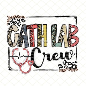 Puede incluir: Un diseño gráfico colorido con el texto "Cath Lab Crew" en un marco negro. El texto está rodeado de patrones de estampado de leopardo y un estetoscopio con un gráfico de latido del corazón.
