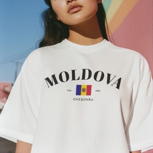Moldau-Flaggen-Schrift-T-Stück | Grafik T-Shirt der Republik Moldau