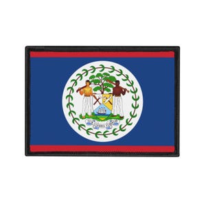 Può includere: Una toppa rettangolare con la bandiera del Belize. La bandiera ha uno sfondo blu con un cerchio bianco centrale contenente lo stemma del Belize. Strisce rosse bordano la parte superiore e inferiore, con un bordo nero.