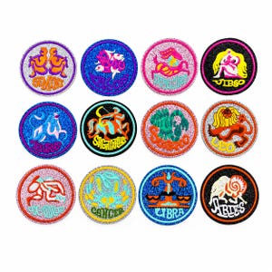 Può includere: Un set di dodici toppe ricamate circolari raffiguranti i segni zodiacali tra cui Gemelli, Pesci, Capricorno, Vergine, Toro, Sagittario, Scorpione, Leone, Acquario, Cancro, Bilancia e Ariete. Ogni toppa ha uno sfondo e un bordo glitterati.