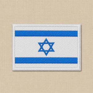 Puede incluir: Un parche rectangular bordado que presenta la bandera de Israel. El diseño consiste en un fondo blanco con dos franjas horizontales azules y una Estrella de David azul en el centro. El parche tiene un borde cosido y un acabado texturizado.