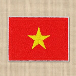 Op de afbeelding: Een rechthoekige geborduurde patch met de vlag van Vietnam. Het ontwerp bestaat uit een effen rode achtergrond met een enkele, centraal geplaatste gele vijfpuntige ster. De gehele patch is afgewerkt met een witte gestikte rand.