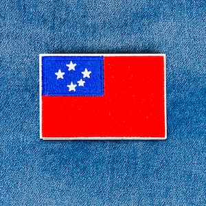 Puede incluir: Un parche rectangular con la bandera de Samoa. La bandera tiene un campo rojo con un cantón azul que contiene cinco estrellas blancas. El parche está bordeado con un borde blanco y está sobre un fondo de mezclilla azul.