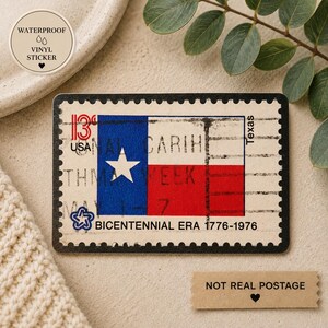 Può includere: Un adesivo in vinile rettangolare progettato per sembrare un francobollo vintage che raffigura la bandiera dello stato del Texas con una striscia verticale blu, una stella bianca e strisce orizzontali rosse e bianche. Include il testo 13 cents USA, Texas e Bicentennial Era 1776-1976.