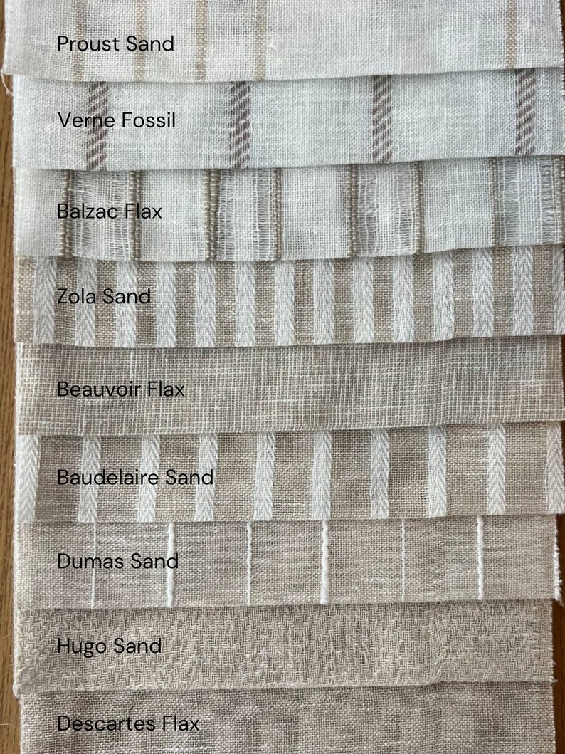 K&ouml;nnte beinhalten: Nahaufnahme von zehn Stoffmustern in verschiedenen Beige- und Wei&szlig;t&ouml;nen mit unterschiedlichen Texturen und Mustern. Die Muster sind mit Namen wie "Proust Sand", "Verne Fossil", "Balzac Flax" und "Zola Sand" beschriftet.