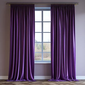 Puede incluir: Un par de cortinas de terciopelo morado cuelgan frente a una ventana con moldura blanca. Las cortinas están cerradas, bloqueando la luz de la ventana.