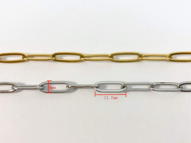 K&ouml;nnte beinhalten: Zwei Ketten mit ovalen Gliedern, eine goldfarben und eine silberfarben. Die silberne Kette ist 4 mm breit und 11,7 mm lang.