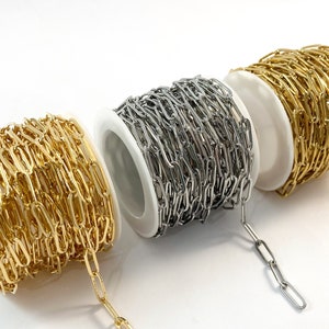 K&ouml;nnte beinhalten: Drei Spulen Kette, eine gold, eine silber und eine messingfarben, werden auf wei&szlig;em Hintergrund gezeigt. Die Kette ist ein einfacher Glieder-Stil.