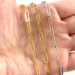 K&ouml;nnte beinhalten: Drei goldene und silberne Kettenhalsb&auml;nder mit ovalen Gliedern.