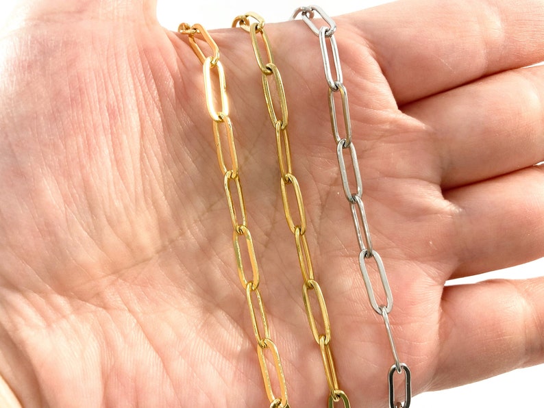 K&ouml;nnte beinhalten: Drei goldene und silberne Kettenhalsb&auml;nder mit ovalen Gliedern.